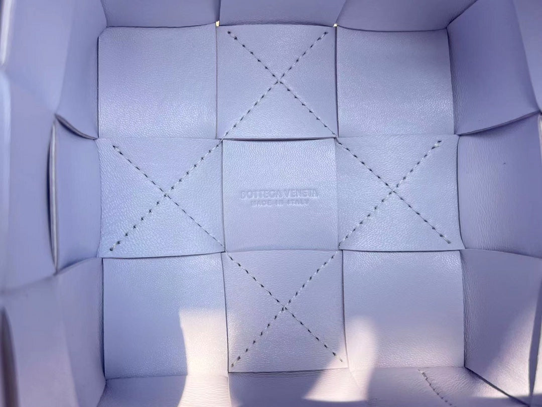 SMALL CASSETTE BUCKET 18 IN PALE PURPLE CALFSKIN