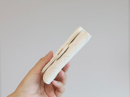 CC FLAP CARD HOLDER 11.3 WHITE GRAINED CALFSKIN GOLD ICON