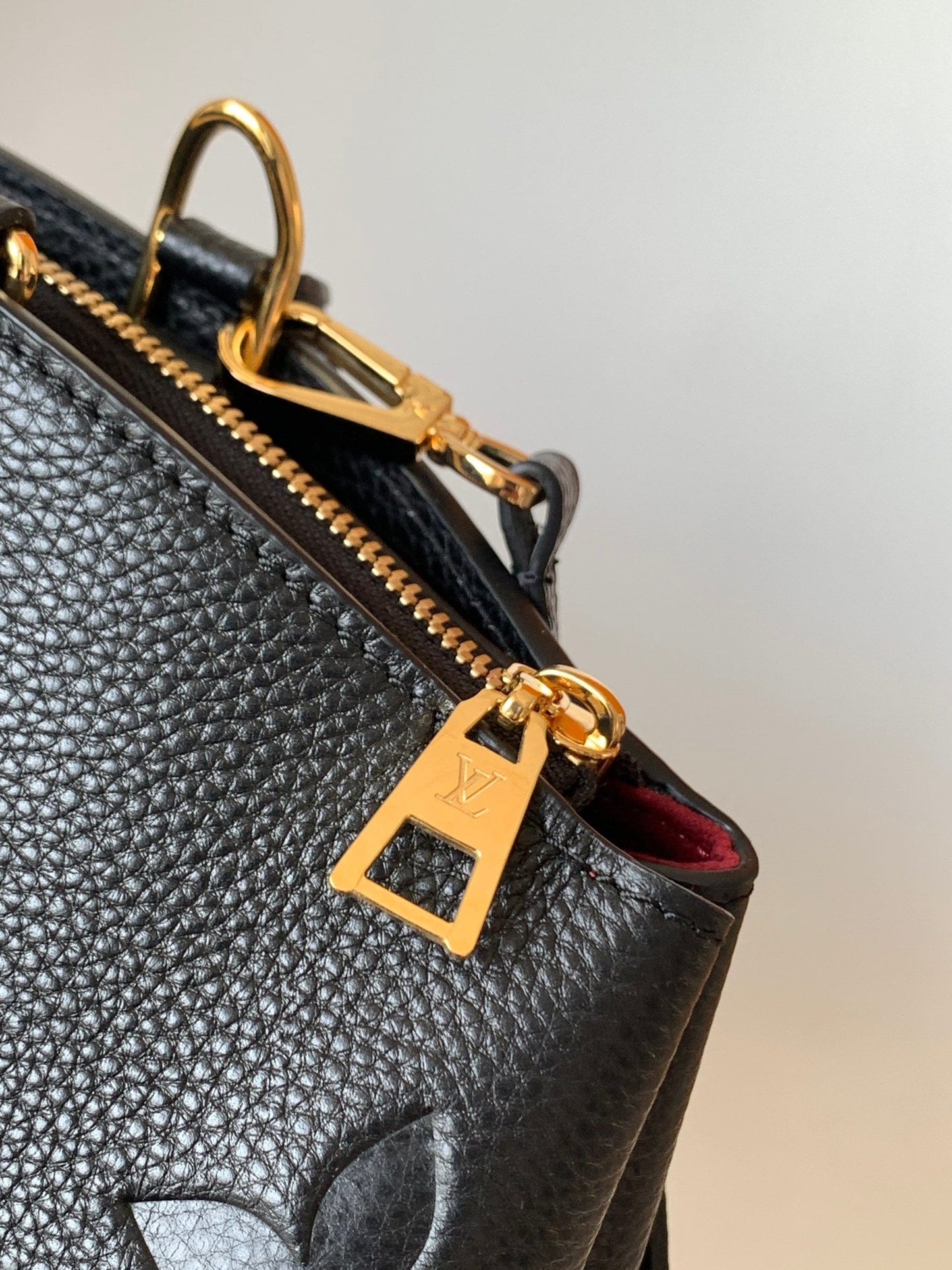 PETIT PALAIS PM LARGE SHOULDER BAG 34 IN BLACK EMBOSSED COWHIDE GOLD-TONE HARDWARE