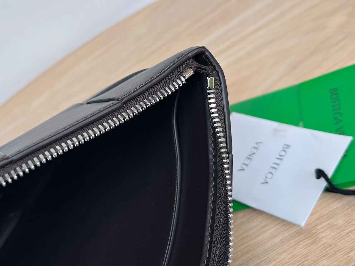 LARGE CASSETTE POUCH 35 IN BLACK CALFSKIN