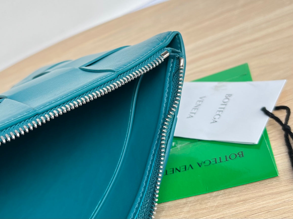 LARGE CASSETTE POUCH 35 IN LAGOON BLUE CALFSKIN