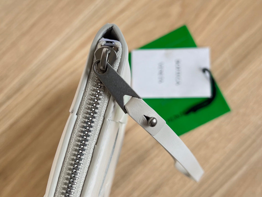 LARGE CASSETTE POUCH 35 IN WHITE CALFSKIN