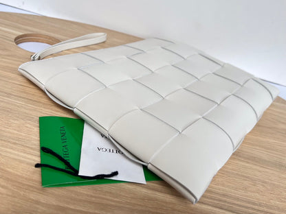 LARGE CASSETTE POUCH 35 IN WHITE CALFSKIN