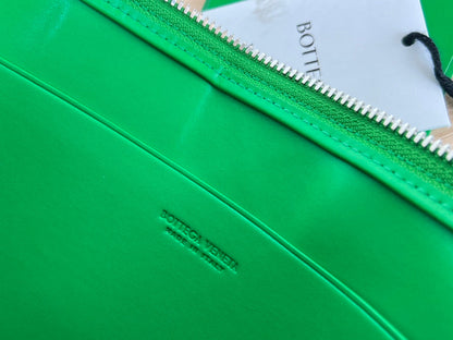 LARGE CASSETTE POUCH 35 IN MALACHITE GREEN CALFSKIN