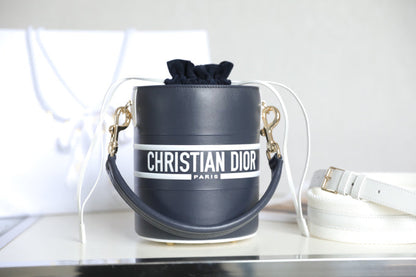 VIBE 18 BUCKET BAG IN BLACK CALFSKIN