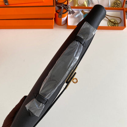 KELLY CUT 31 IN BLACK CALFSKIN WITH GOLD HARDWARE