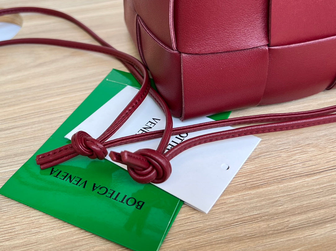 SMALL CASSETTE BUCKET 18 IN BURGUNDY RED CALFSKIN