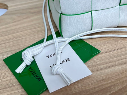 SMALL CASSETTE BUCKET 18 IN WHITE AND GREEN LINING CALFSKIN