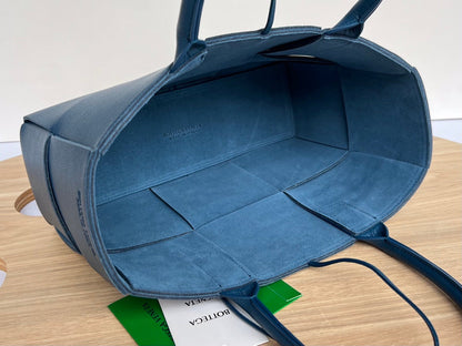 SMALL ARCO TOTE 30 IN AEGEAN BLUE CALFSKIN