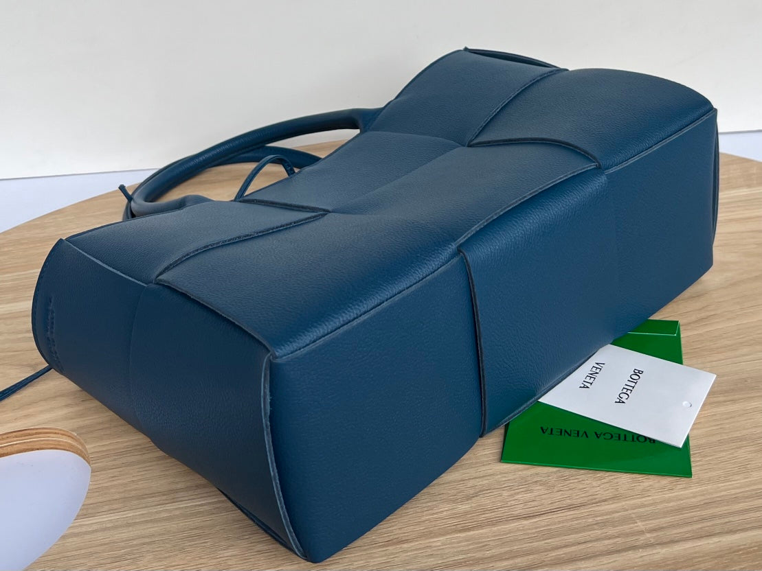 SMALL ARCO TOTE 30 IN AEGEAN BLUE CALFSKIN