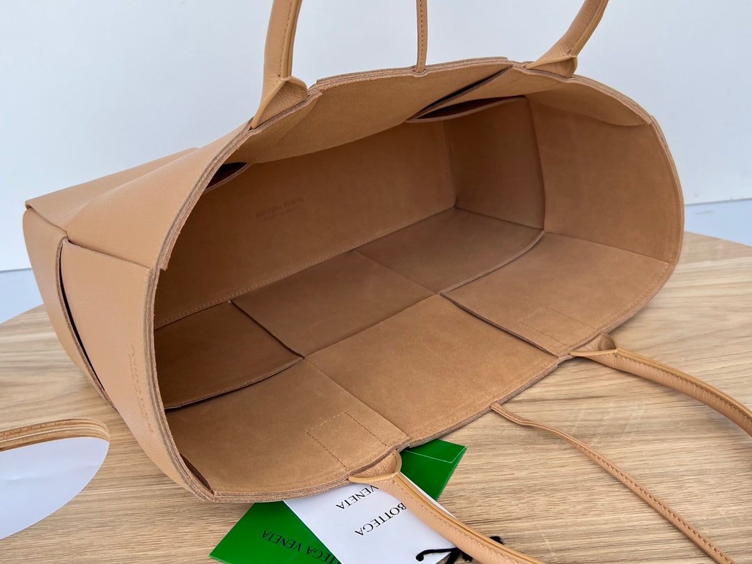 ARCO TOTE 36 IN TAN BROWN CALFSKIN