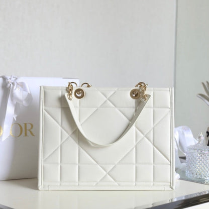 MEDIUM TOTE BOOK 26 BAG IN WHITE CALFSKIN