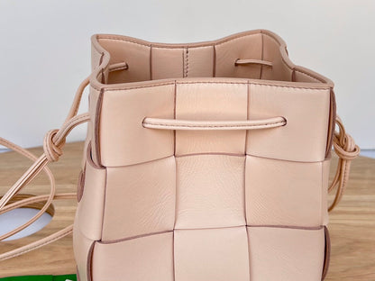 SMALL CASSETTE BUCKET 18 IN LIGHT PINK CALFSKIN