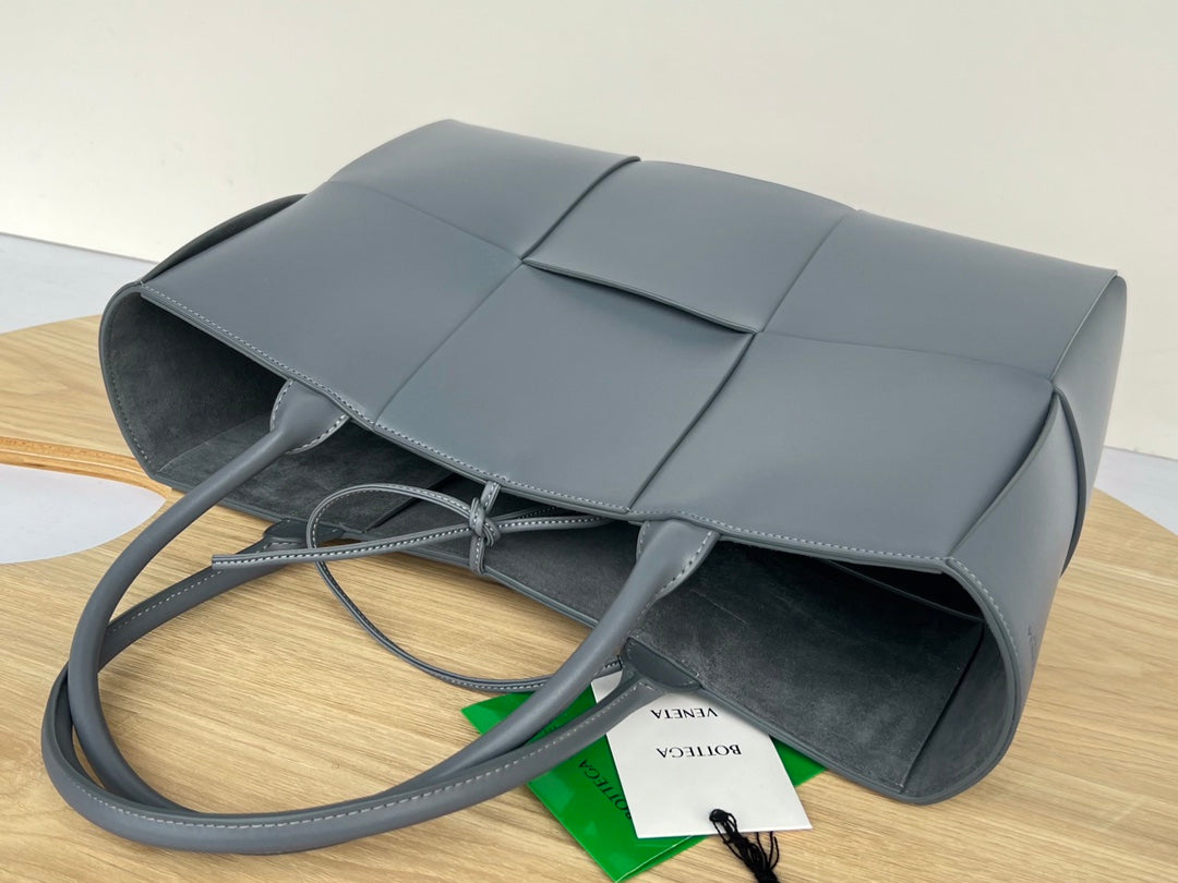 ARCO TOTE 36 IN TROUT GRAY CALFSKIN