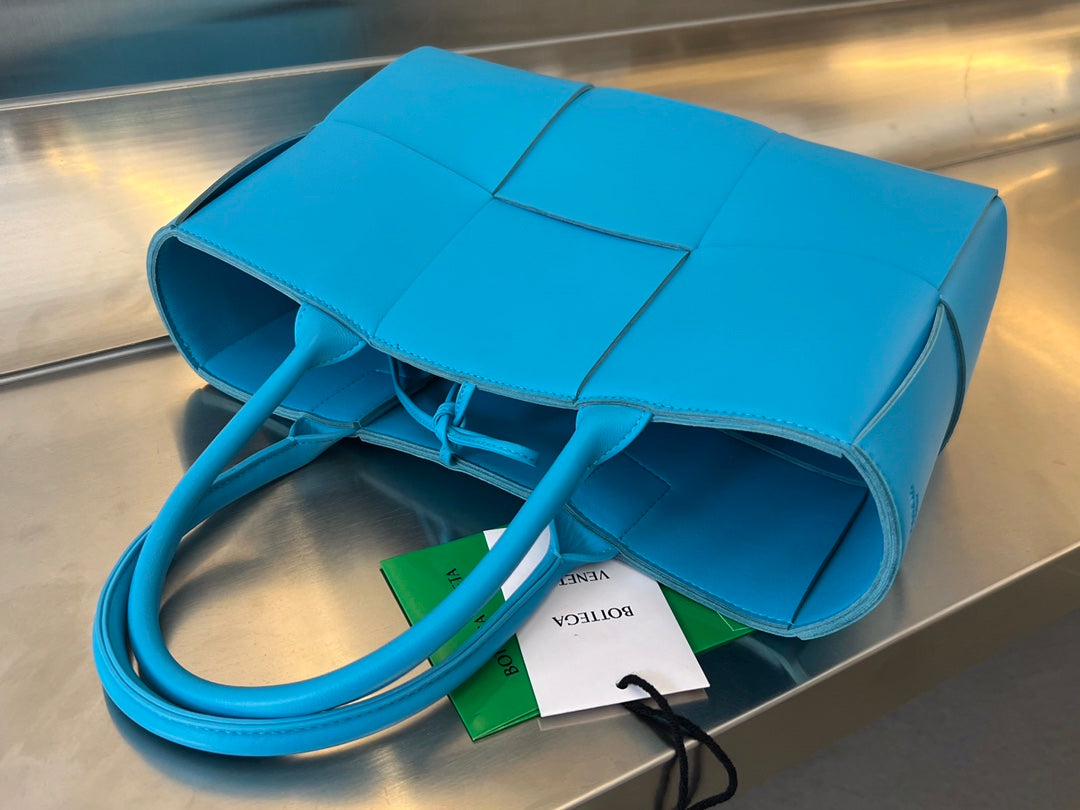 SMALL ARCO TOTE 30 IN CERULEAN BLUE LAMBSKIN