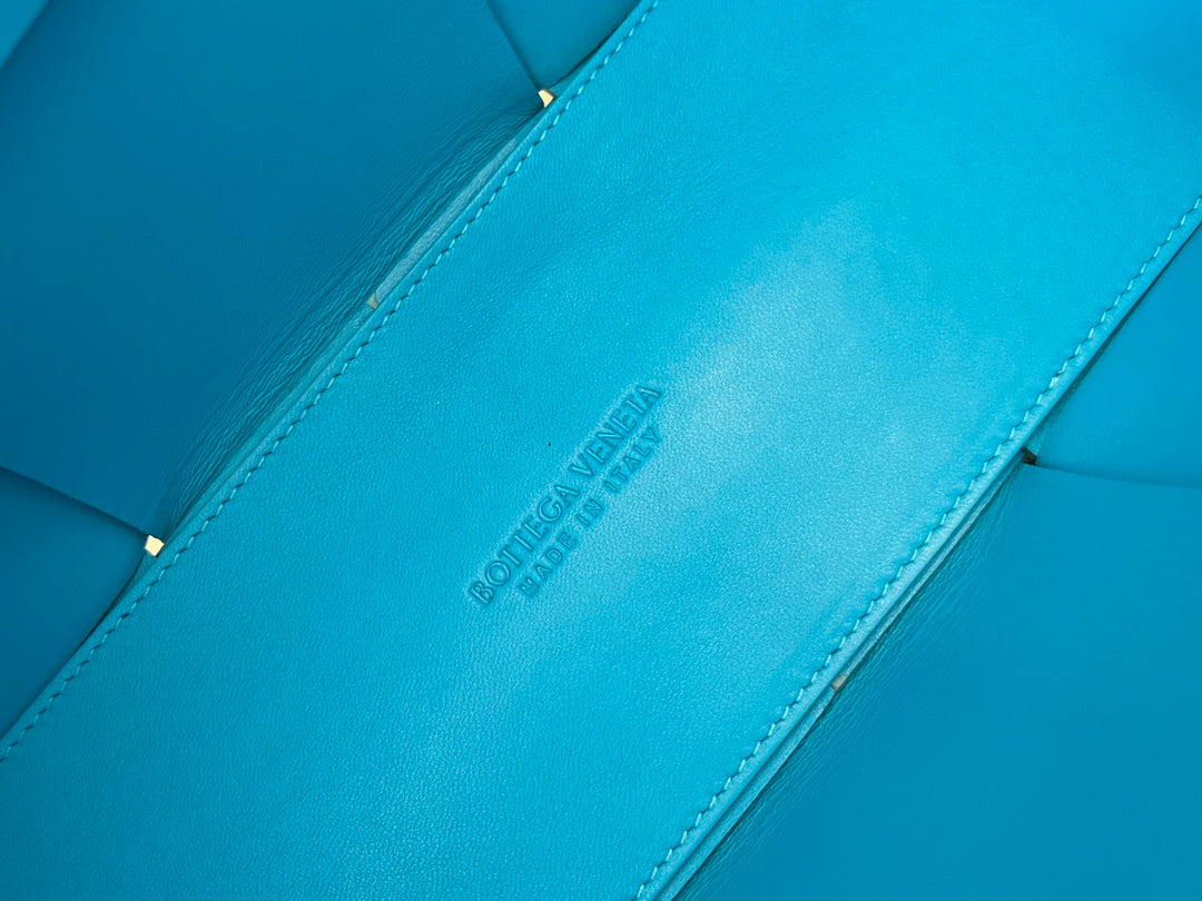 SMALL ARCO TOTE 30 IN CERULEAN BLUE LAMBSKIN