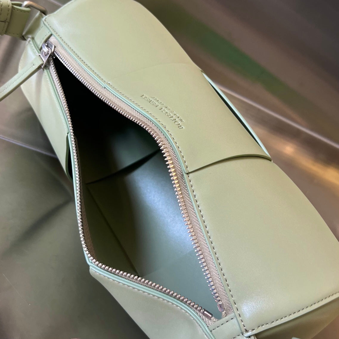 CYLINDER CASSETTE 30 IN TRAVERTINE CALFSKIN