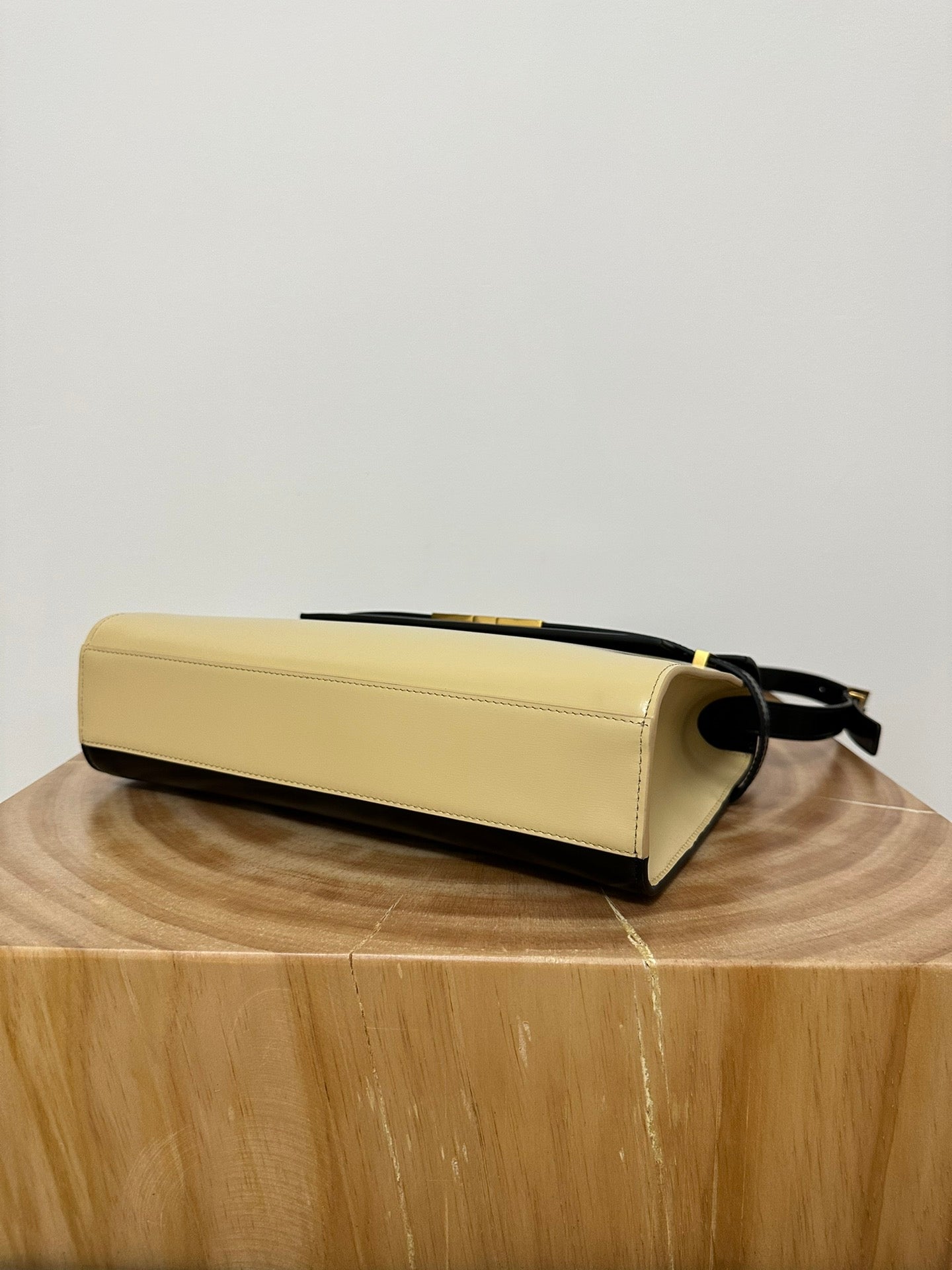 MANHATTAN 29 TOP-HANDLE IN SMOOTH BLACK BEIGE CALFSKIN