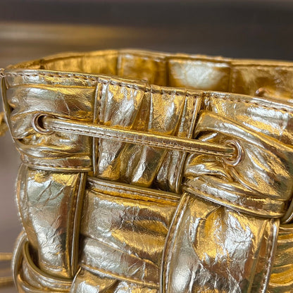 SMALL CASSETTE BUCKET 18 IN GOLD METALLIC SOFT LAMBSKIN