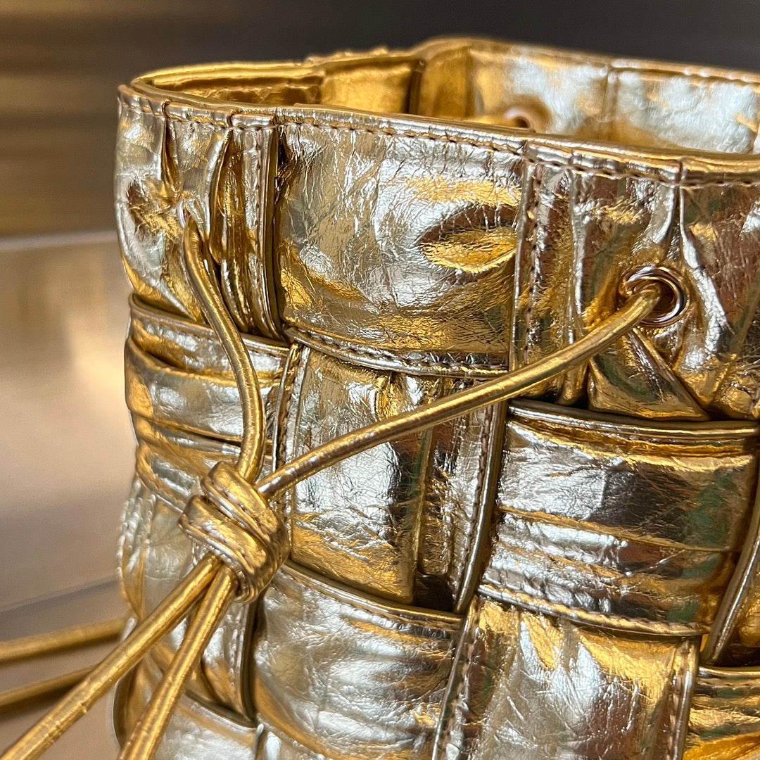 SMALL CASSETTE BUCKET 18 IN GOLD METALLIC SOFT LAMBSKIN