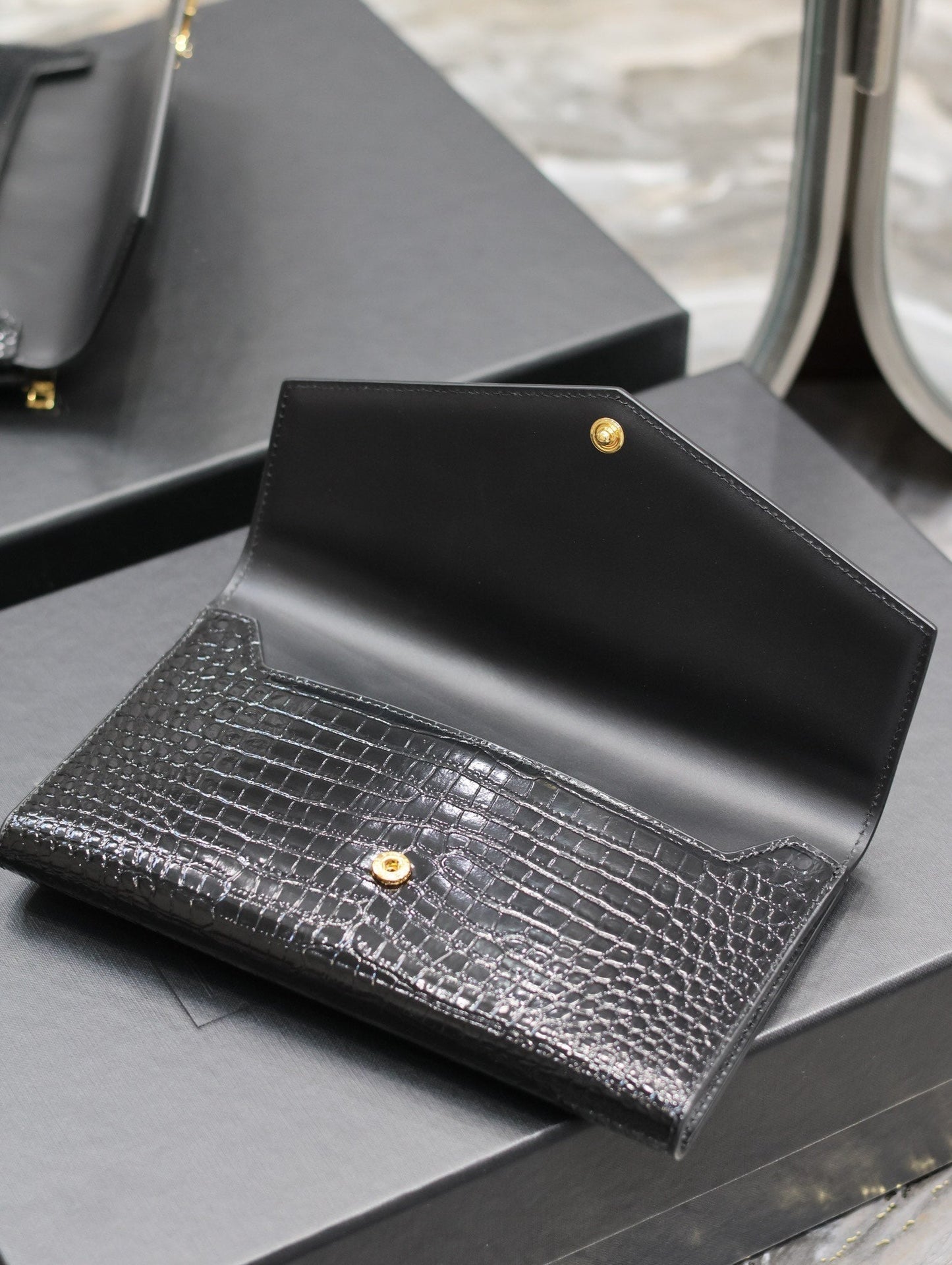 UPTOWN WALLET 21 IN BLACK CROCODILE PATTERN CALFSKIN GOLD LOGO