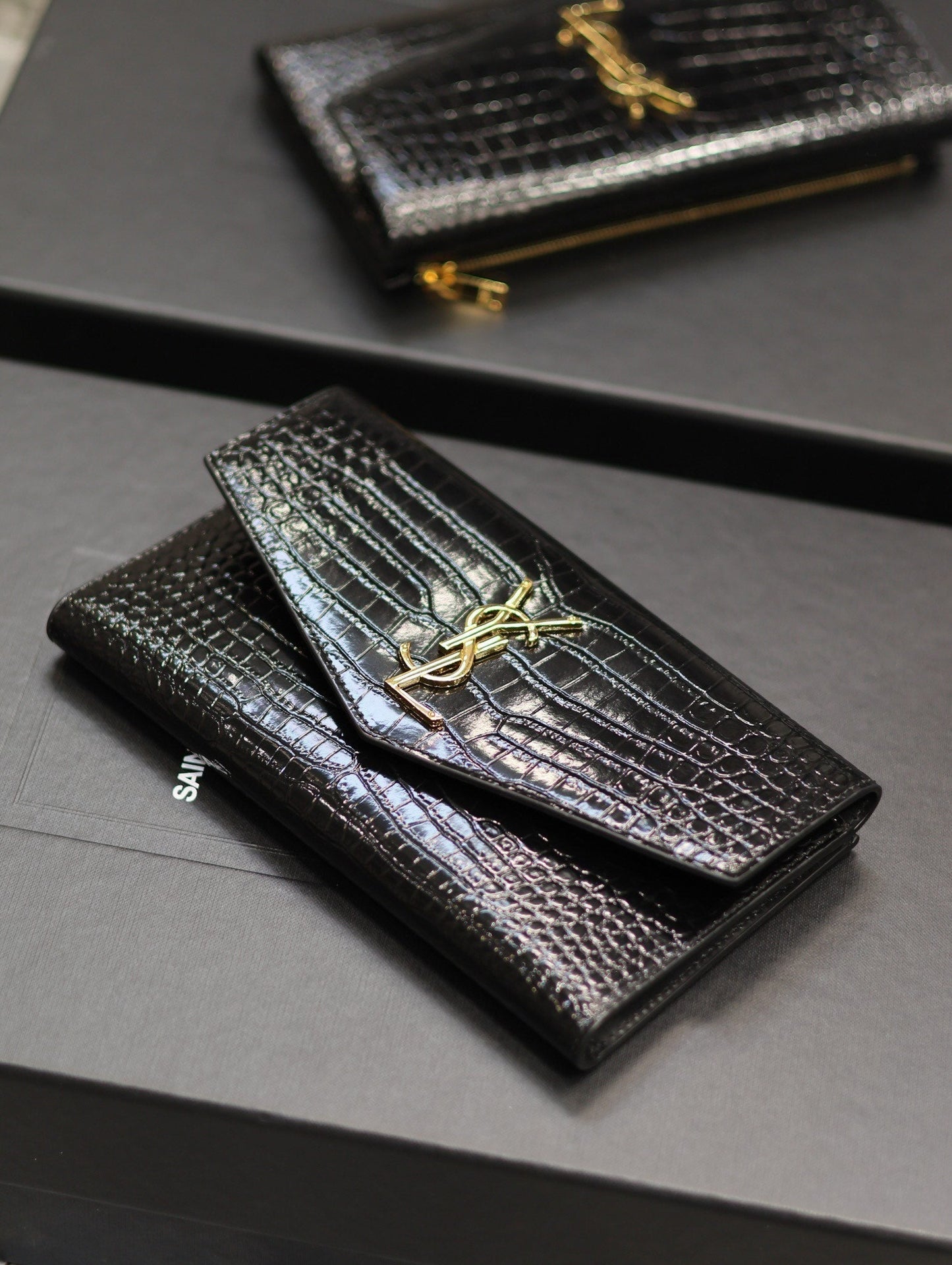 UPTOWN WALLET 21 IN BLACK CROCODILE PATTERN CALFSKIN GOLD LOGO