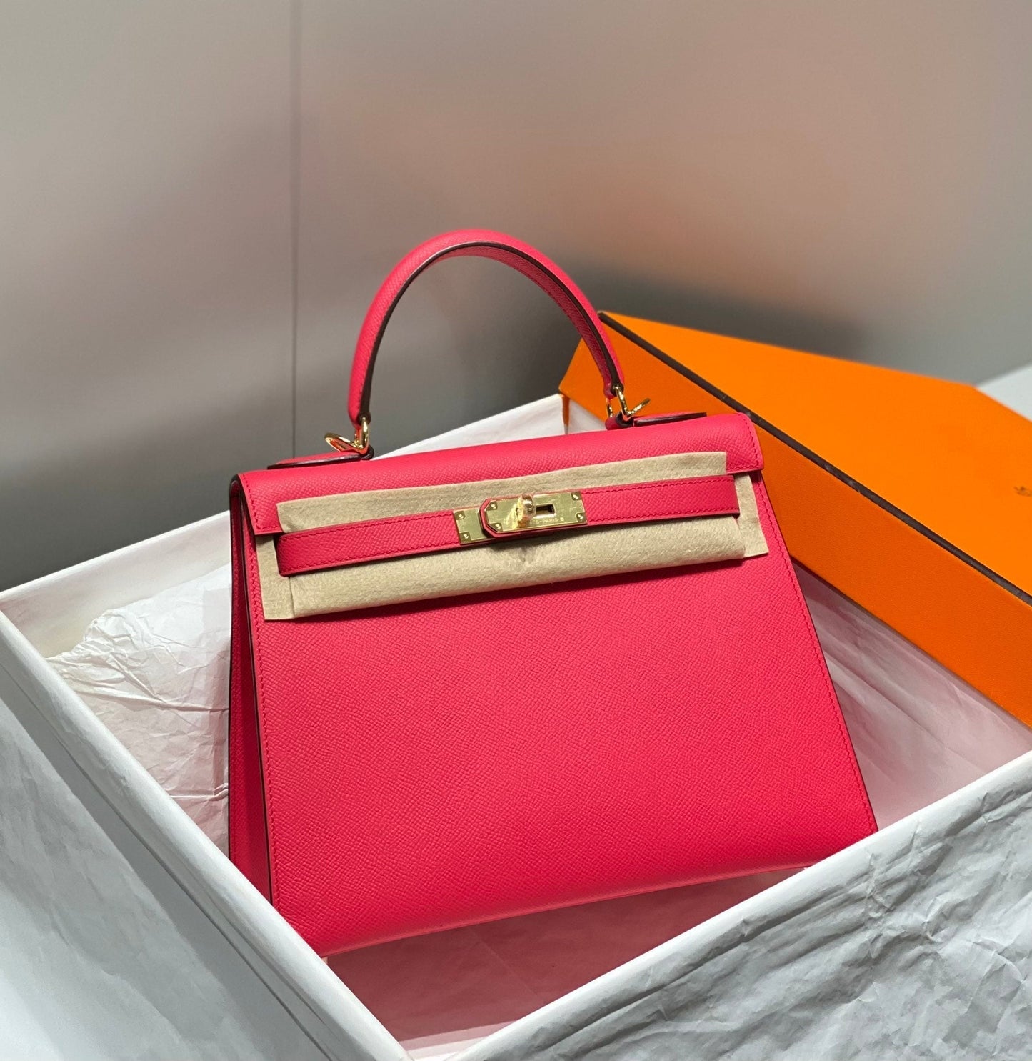 KELLY 28CM IN ROSE TYRIEN SWIFT CALFSKIN GOLD HARDWARE