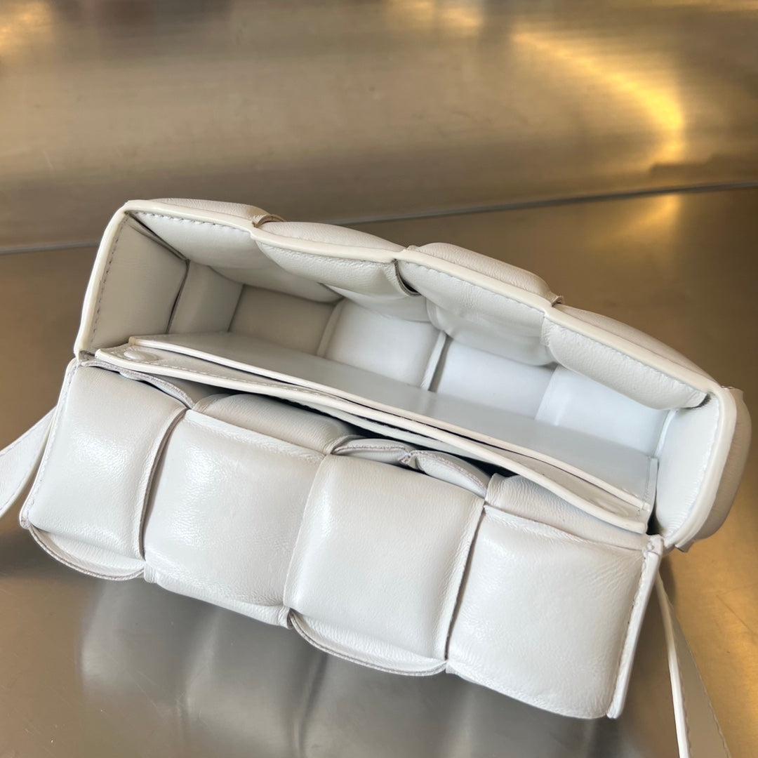 MINI CASSETTE 18 IN WHITE LAMBSKIN