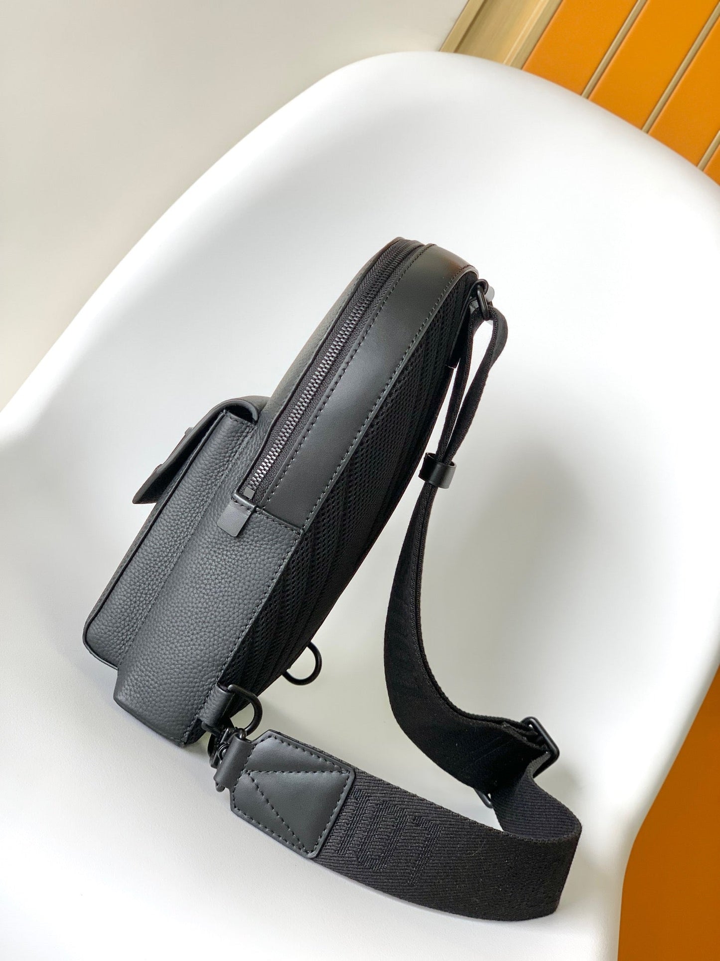 PILOT SLINGBAG 30 IN BLACK COWHIDE LEATHER