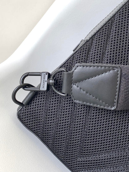 PILOT SLINGBAG 30 IN BLACK COWHIDE LEATHER