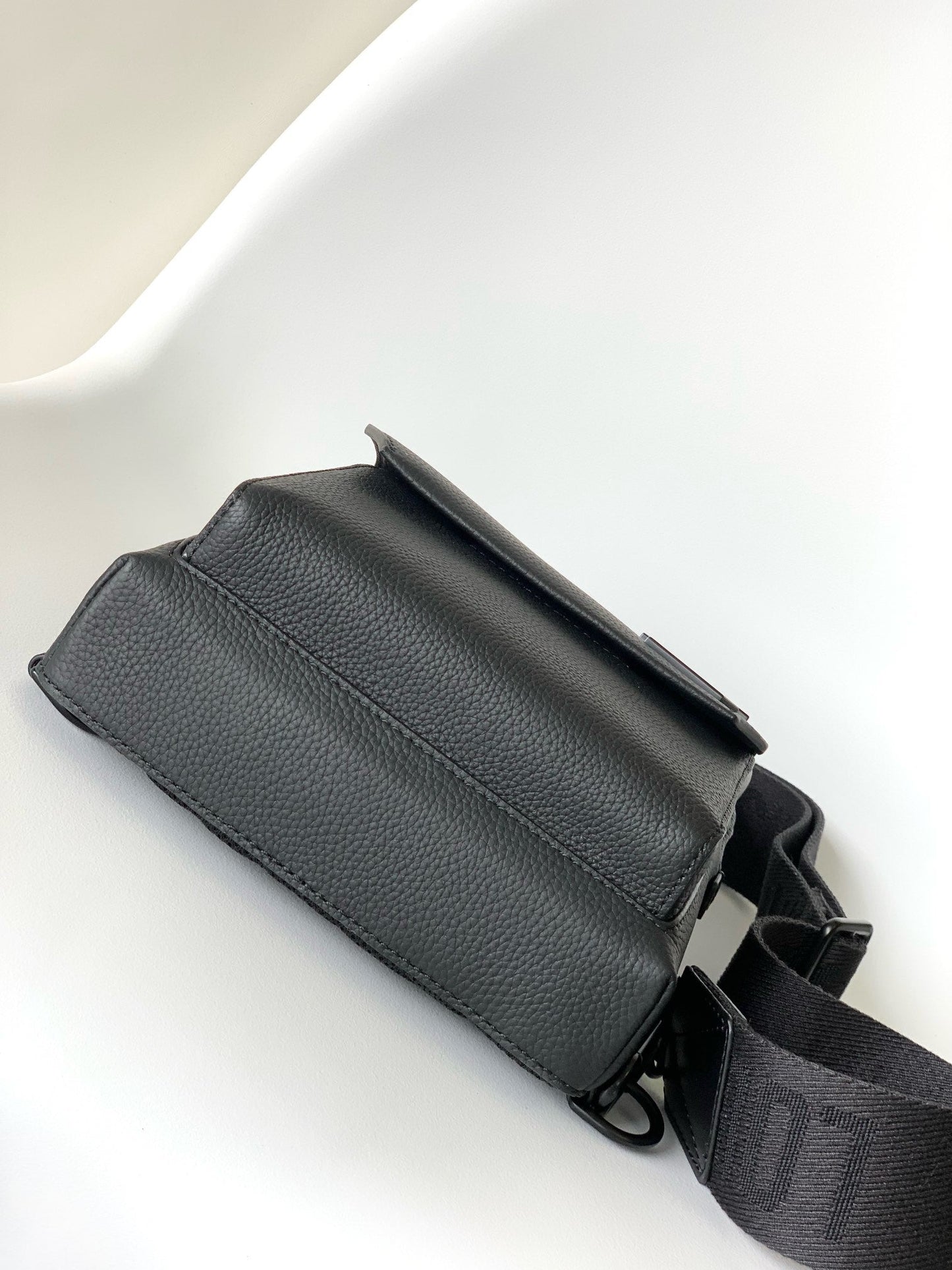 PILOT SLINGBAG 30 IN BLACK COWHIDE LEATHER