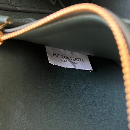 SMALL ANDIAMO 29 IN DARK GREEN LAMBSKIN