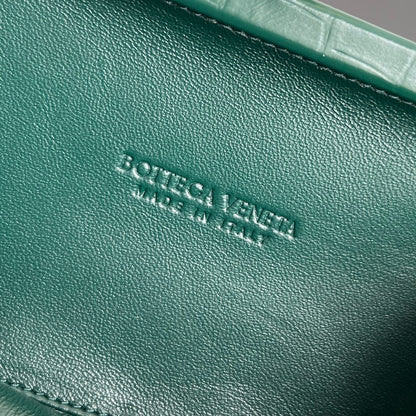 KNOT 19 IN EDEN GREEN CROCODILE PATTERN CALFSKIN