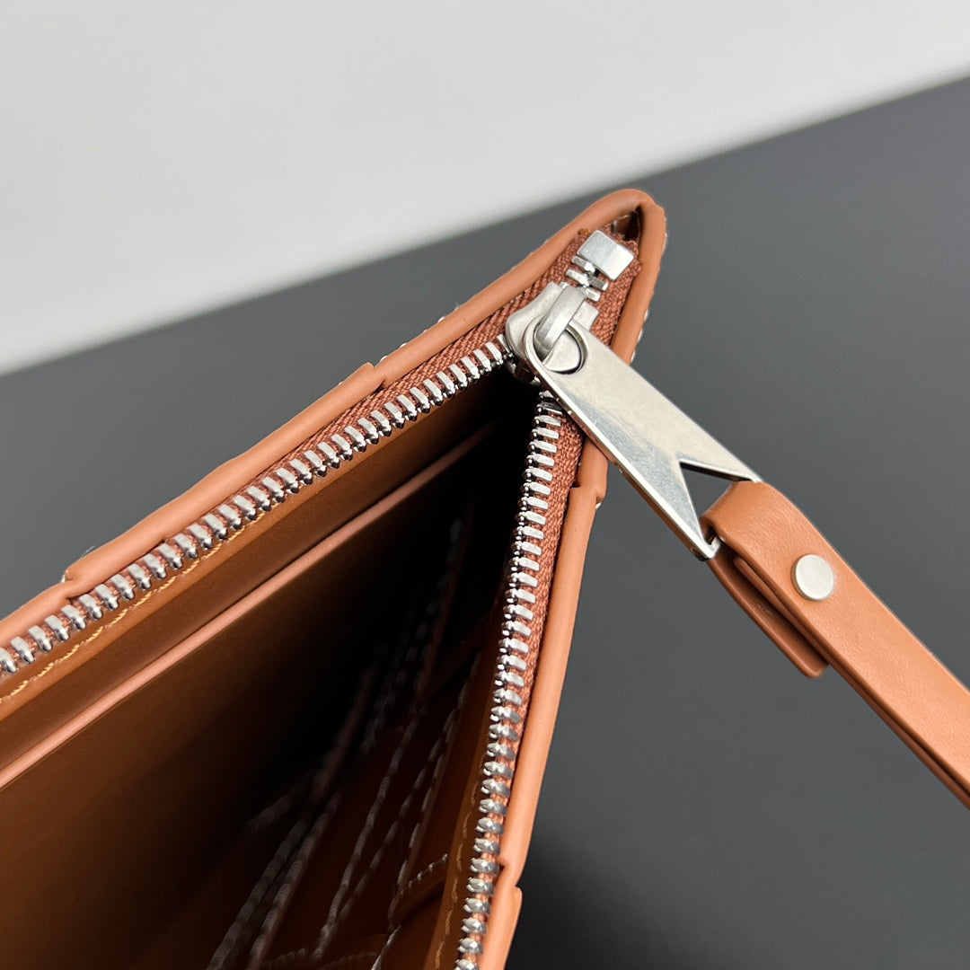 LARGE CASSETTE POUCH 35 IN BURNT SIENNA CALFSKIN