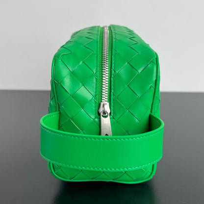 INTRECCIATO CLUTCH 26 IN MALACHITE GREEN CALFSKIN