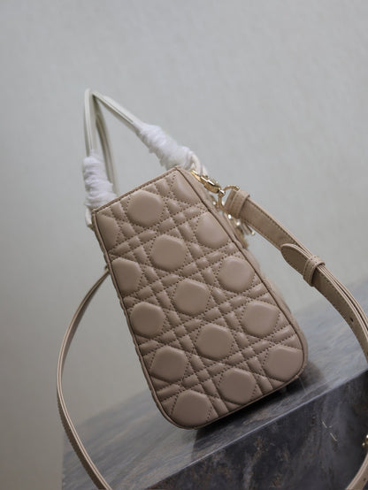 MEDIUM LADY BAG 24 IN POWDER BEIGE QUILTED MACROCANNAGE CALFSKIN METAL CHARM