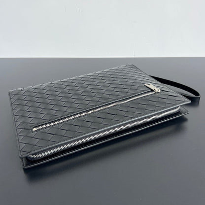 INTRECCIATO CLUTCH 32 IN BLACK SOFT CALFSKIN