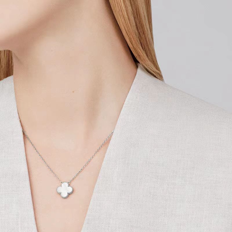 [AURORA]CLOVER MEDIUM SILVER WHITE MOP NECKLACE