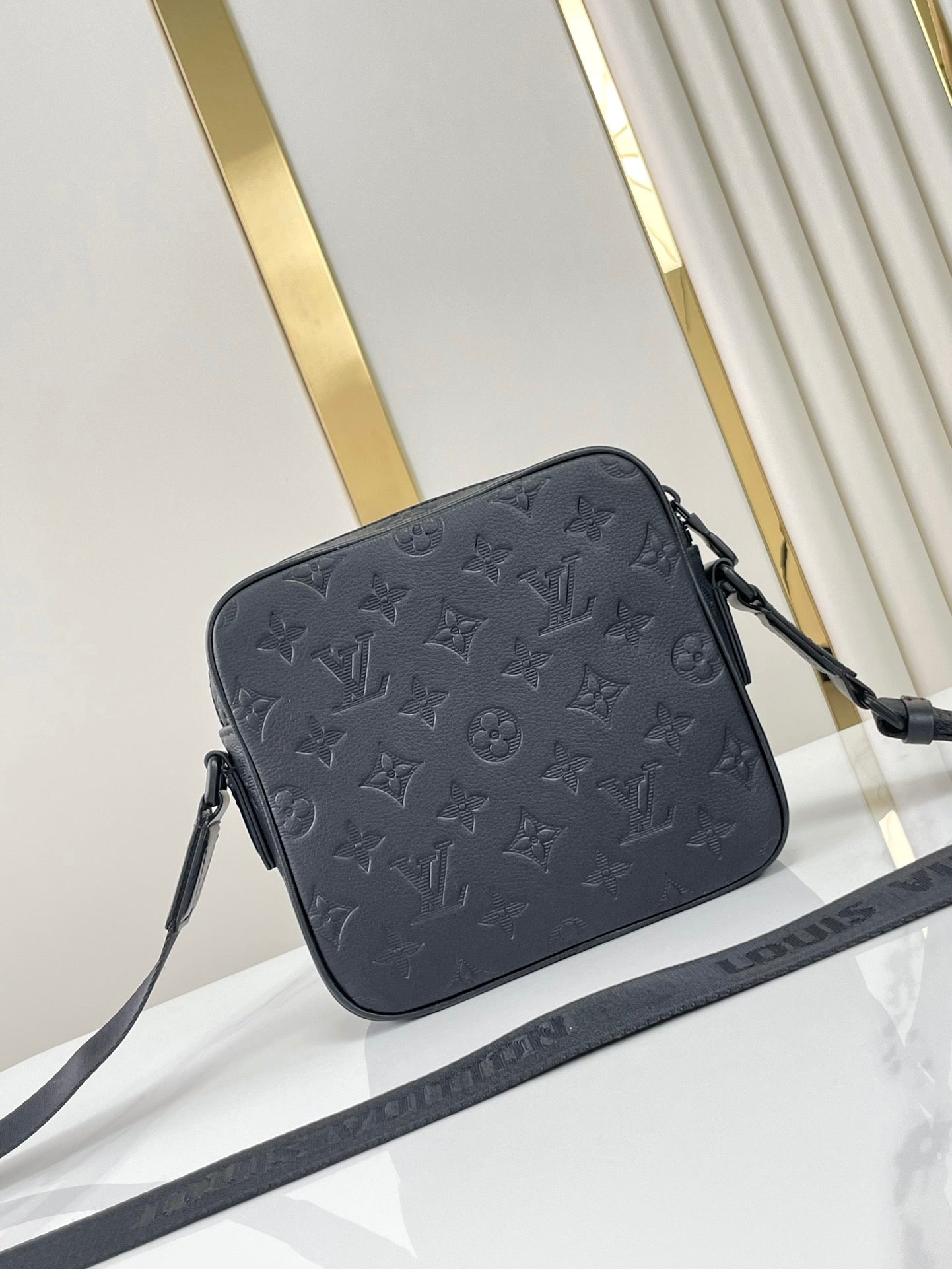 GETAWAY MESSENGER 18 IN BLACK EMBOSSED CALFSKIN