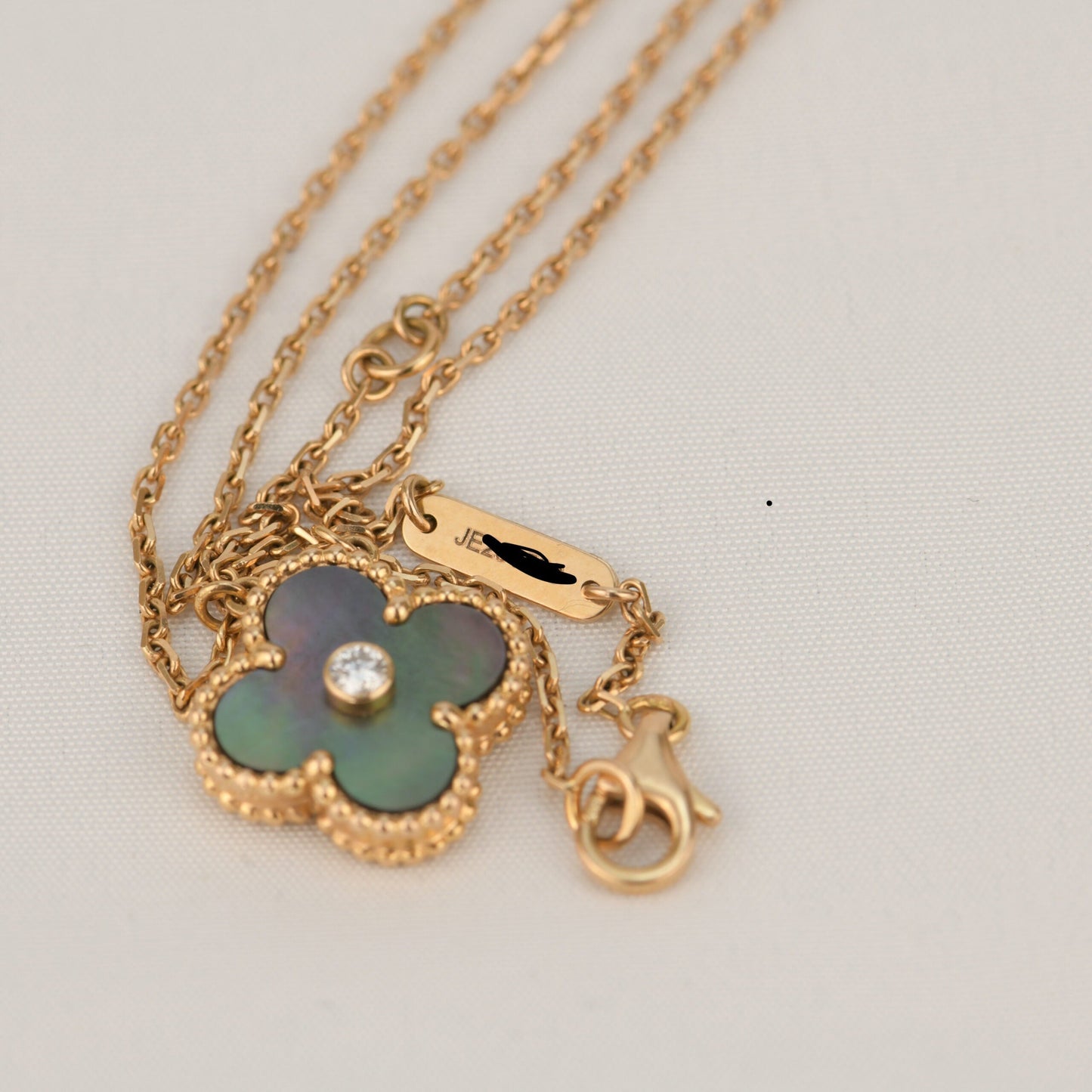 [AURORA]CLOVER 15MM DIAMOND AND MOTHER-OF-GREY NECKLACE