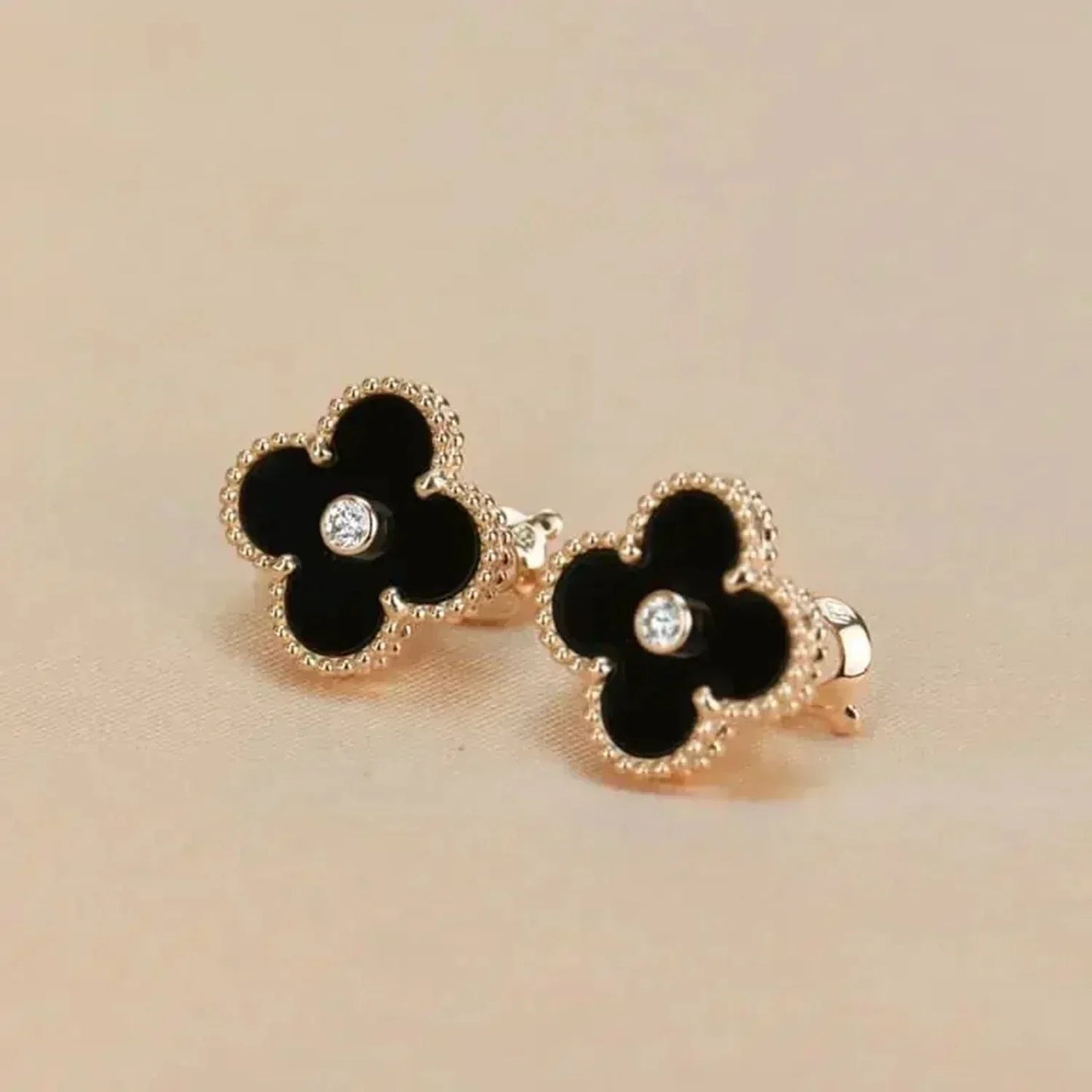 [AURORA]CLOVER MEDIUM 1 MOTIFS ONYX DIAMOND EARRINGS