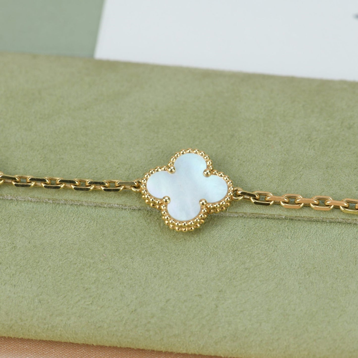 [AURORA]CLOVER  5 MOTIF WHITE MOP BRACELET
