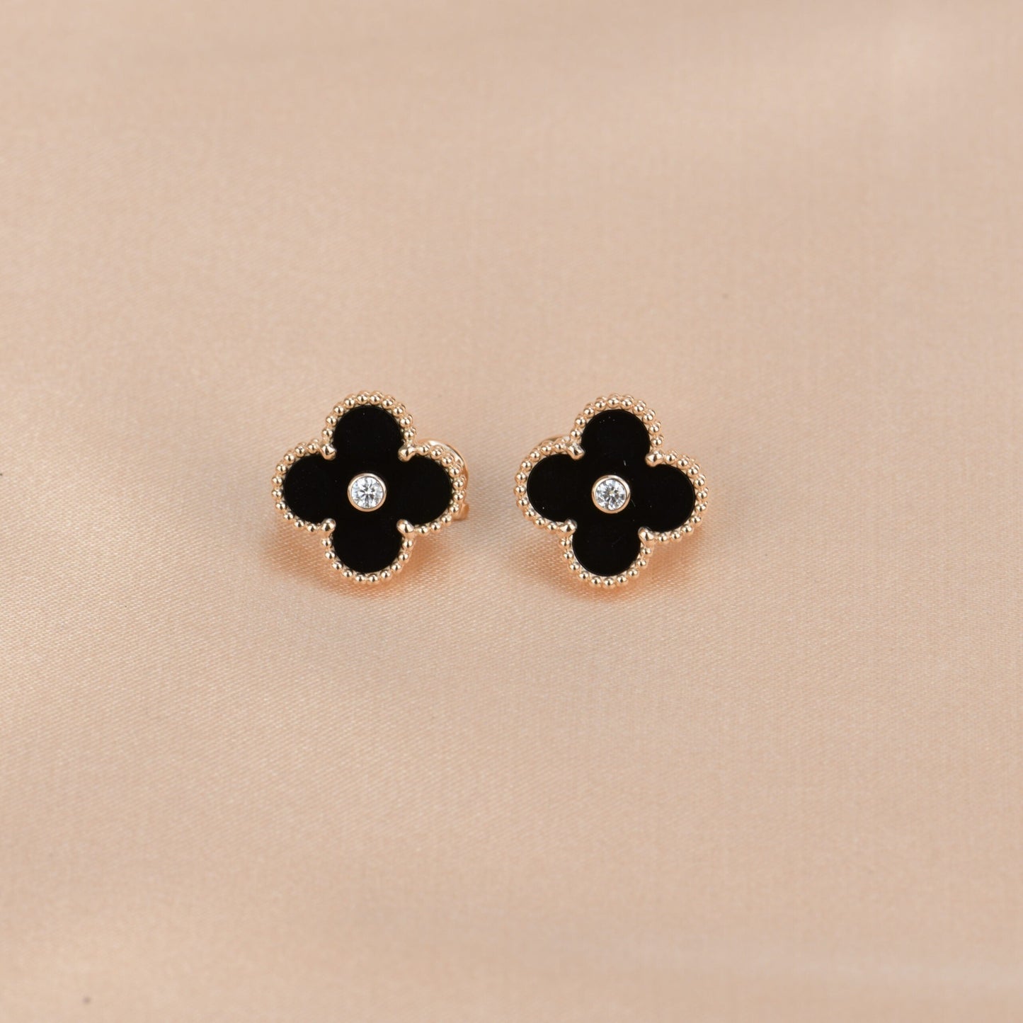 [AURORA]CLOVER MEDIUM 1 MOTIFS ONYX DIAMOND EARRINGS