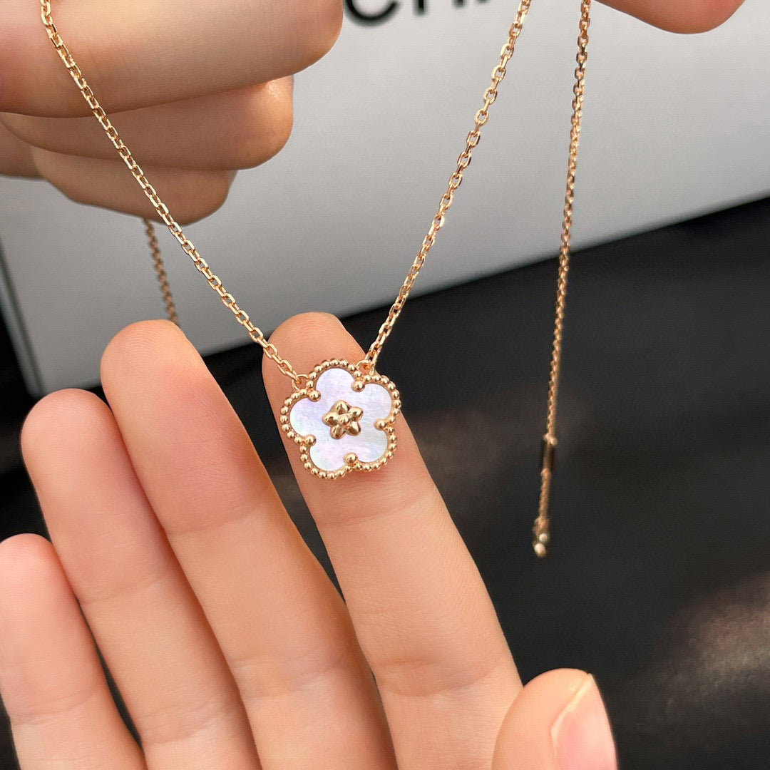 [AURORA]LUCKY  WHITE MOP  PLUM BLOSSOM NECKLACE