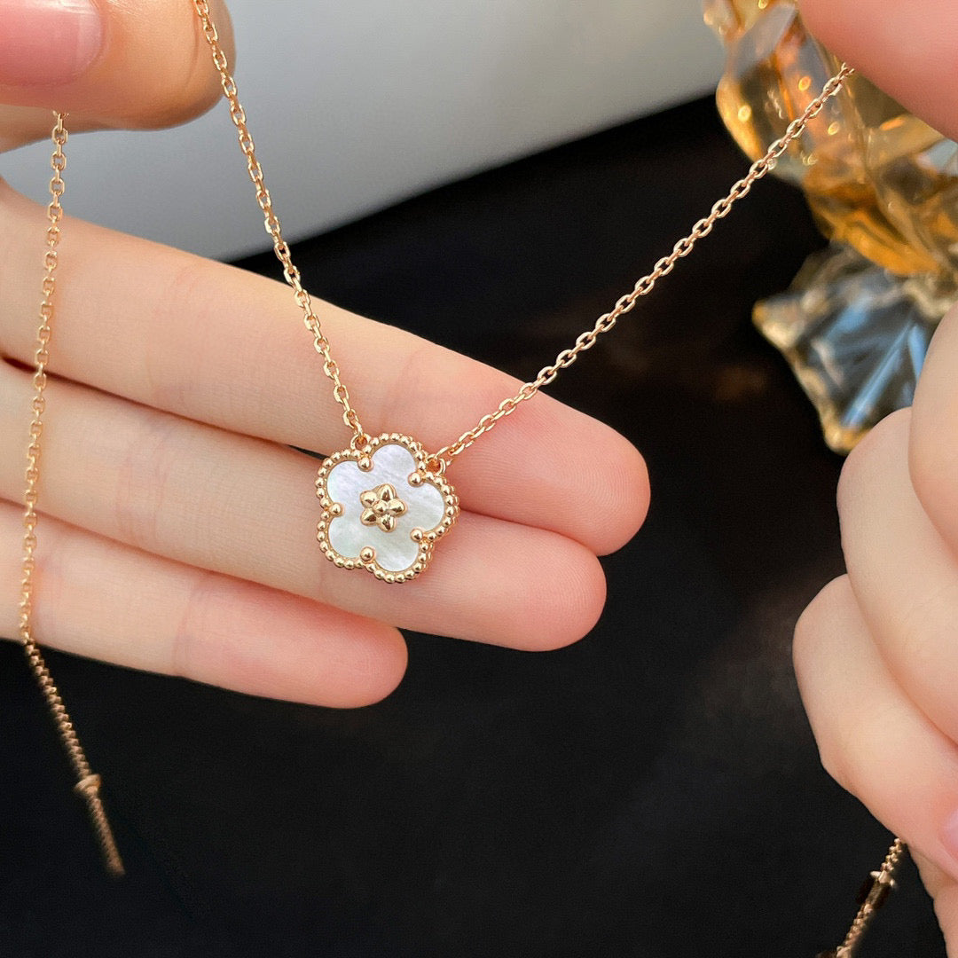 [AURORA]LUCKY  WHITE MOP  PLUM BLOSSOM NECKLACE