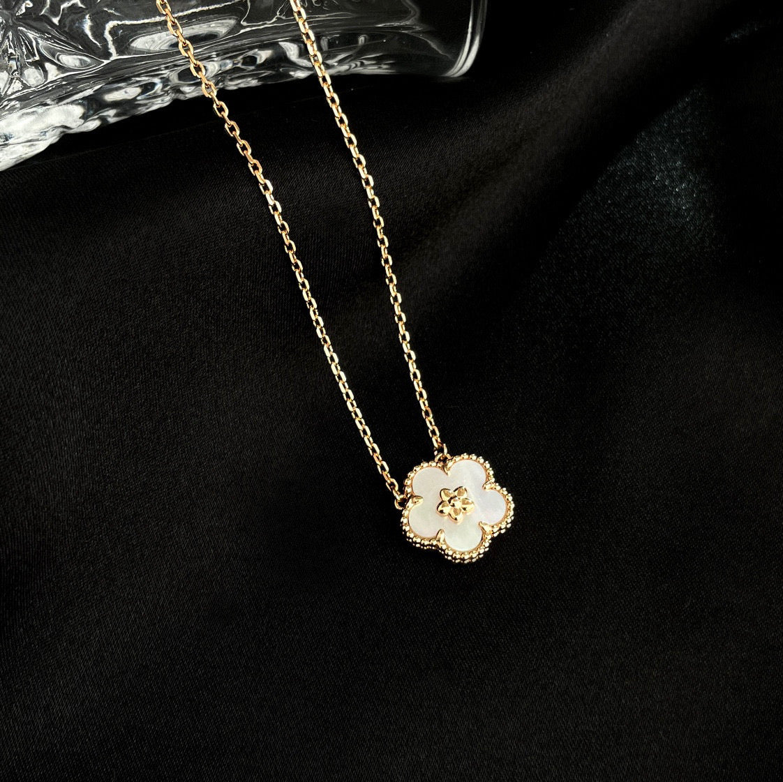 [AURORA]LUCKY  WHITE MOP  PLUM BLOSSOM NECKLACE