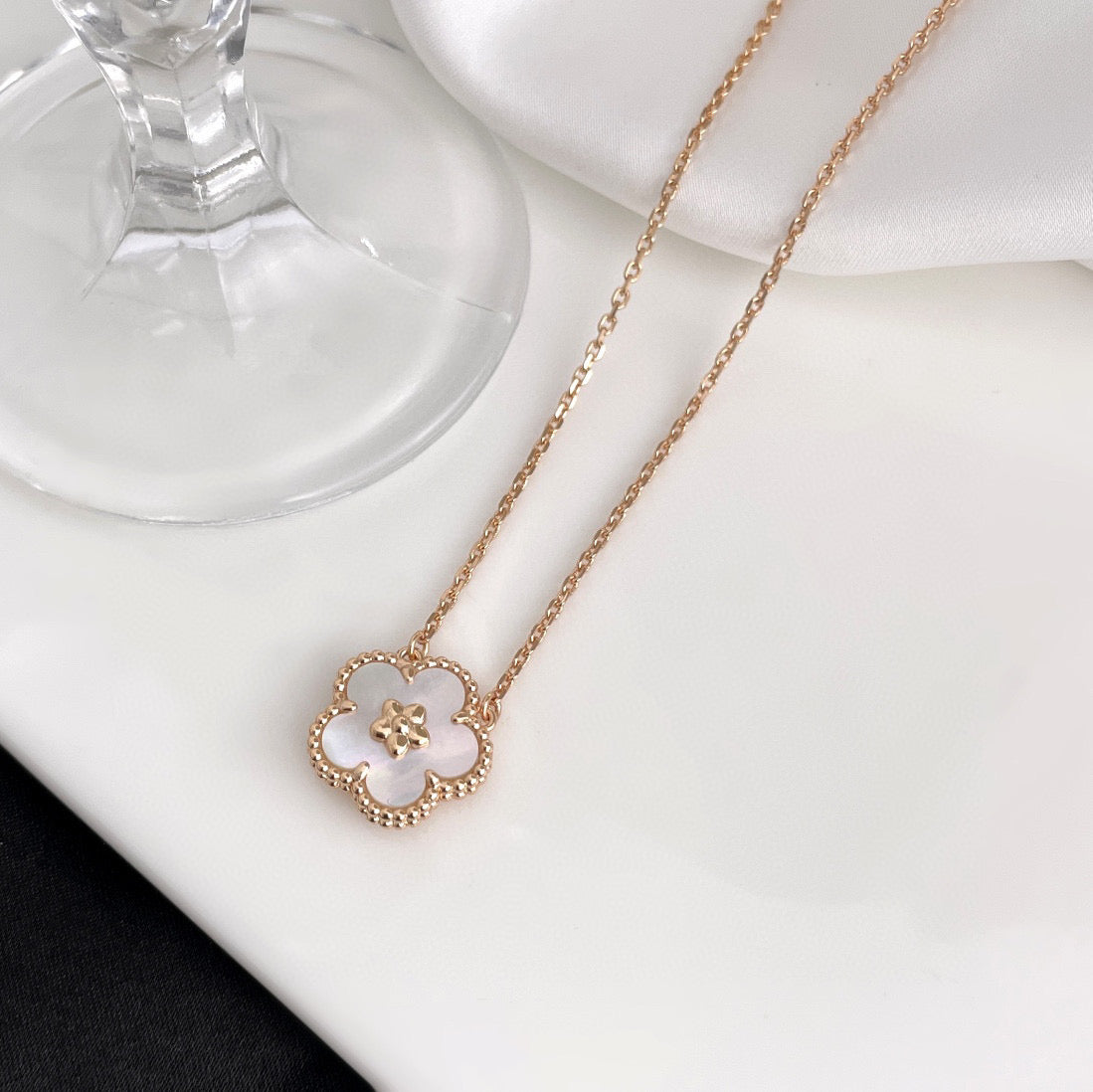 [AURORA]LUCKY  WHITE MOP  PLUM BLOSSOM NECKLACE