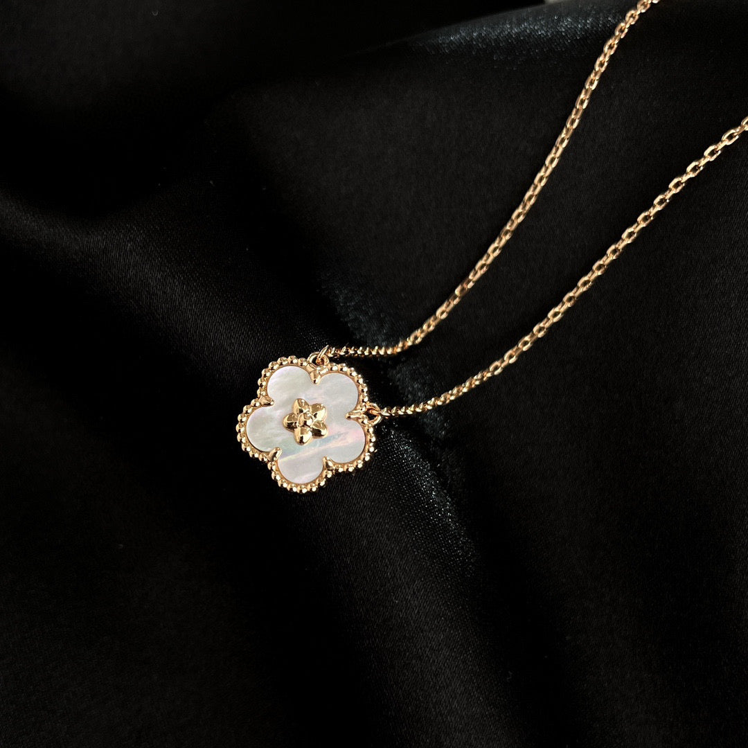 [AURORA]LUCKY  WHITE MOP  PLUM BLOSSOM NECKLACE