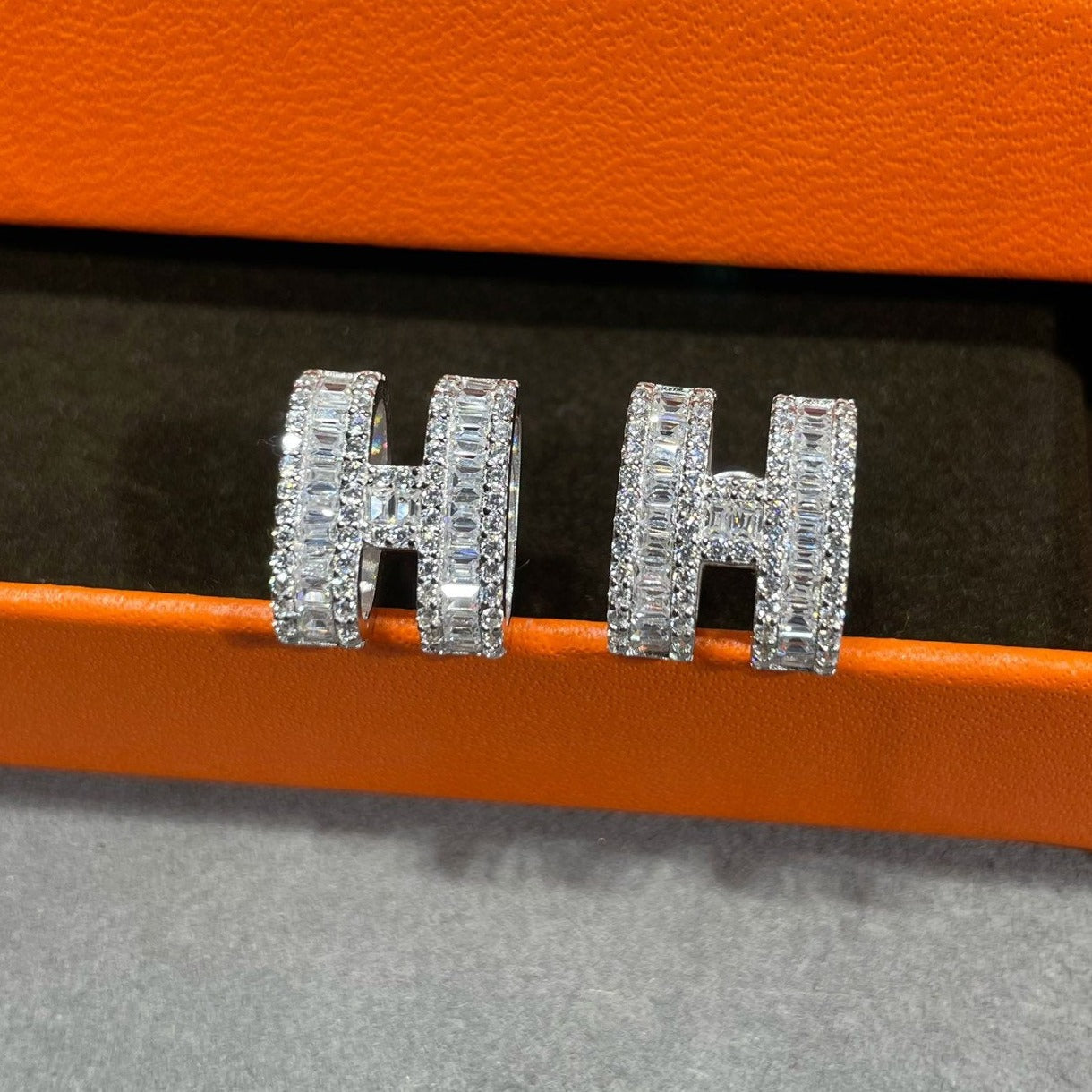 [AURORA]H STUD EARRINGS WITH SILVER DIAMONDS