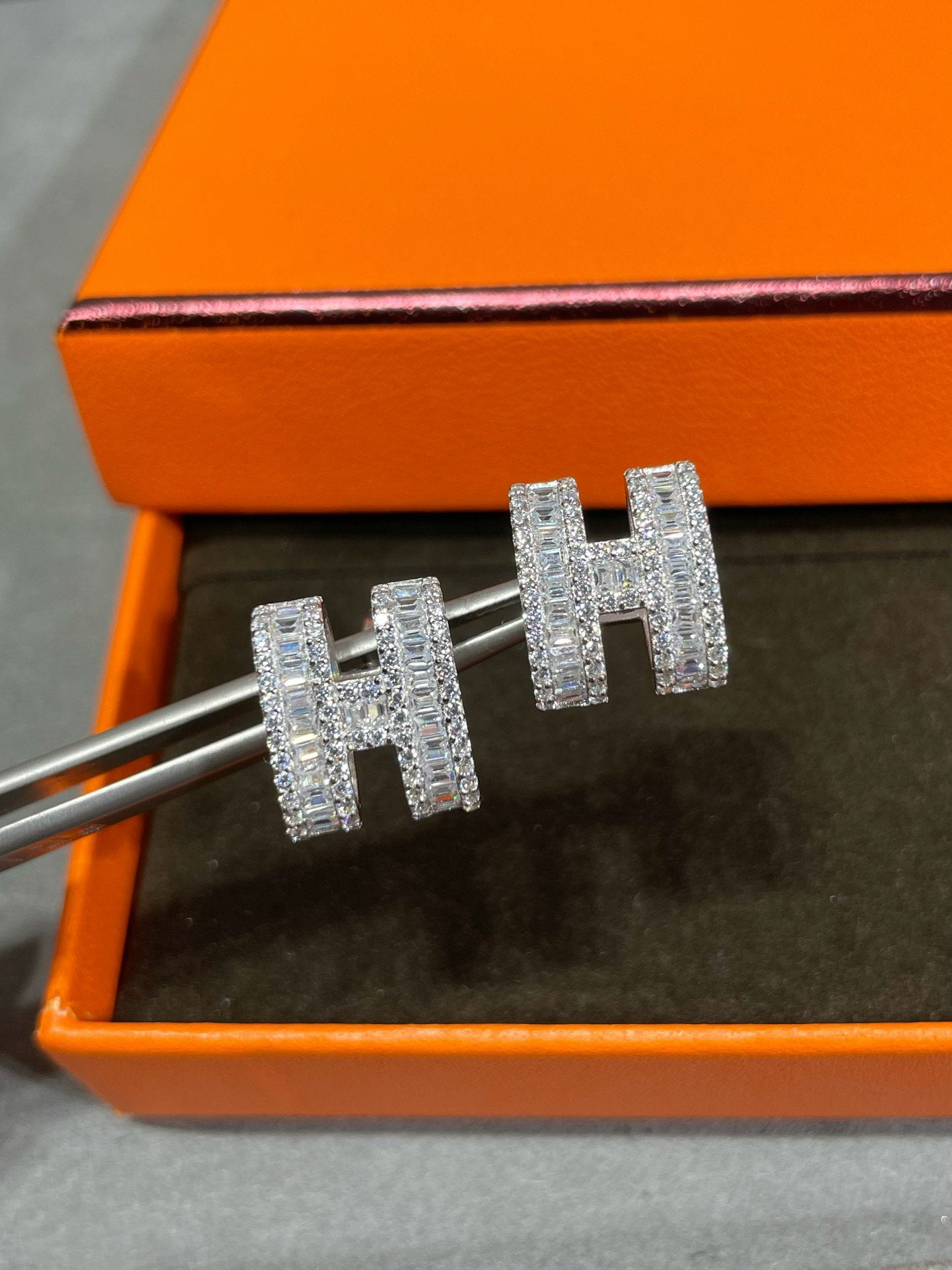 [AURORA]H STUD EARRINGS WITH SILVER DIAMONDS